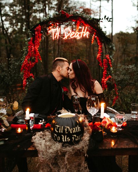 Halloween Romance, Scott Benson, Horror Wedding, Dark Romantic Wedding, Gothic Wedding Theme, Vampire Wedding, Dark Wedding Theme, Edgy Wedding, Photo Hair