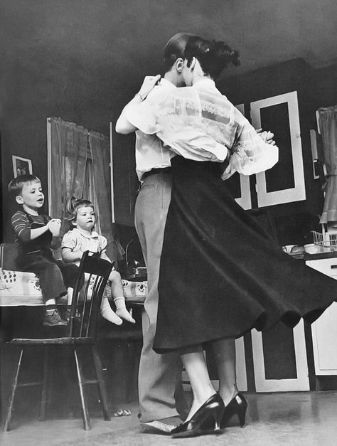 Children watching mom and dad dancing (1950s), photographer Susan Szasz - dancing in the kitchen!! Dancing In The Kitchen, Swing Dancing, Fotografi Vintage, Swing Dance, Shall We Dance, People Dancing, Vintage Versace, Fred Astaire, History Photos