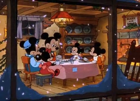 Mickey's Christmas Carol (1983) Old Disney Movies, Vika Papper, Mickeys Christmas Carol, Foto Disney, Classic Christmas Movies, Mickey Christmas, Christmas Feeling, Old Christmas, Old Disney