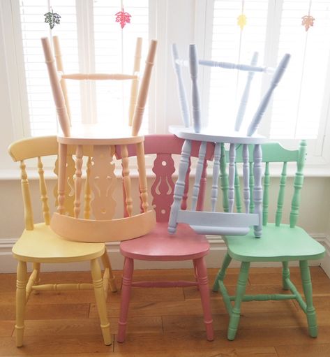 Colourful Kitchen Chairs, Wooden Chair Painting Ideas, Upcycled Wooden Chairs, Painted Wooden Chairs Ideas, Painting Wooden Chairs, Painted Chairs Ideas, Painted Kids Table, Upcycling Chairs, Painted Wooden Furniture