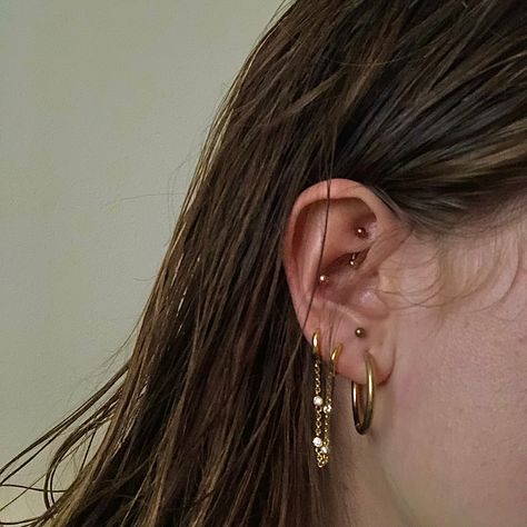 Golden Piercings Ear, Gold Conch Piercing, Conch Piercing Hoop, Ušný Piercing, Piercing Inspiration, Snug Piercing, Piercing Conch, Conch Piercing Jewelry, Conch Jewelry