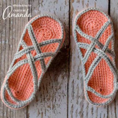 Crocheted Slippers, Crochet Sandals, Diy And Crafts Sewing, Adult Crafts, Mother's Day Diy, Craft Wedding, Crochet Shoes, Crafts For Girls, Crochet Slippers