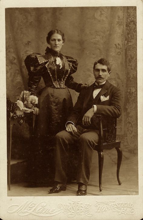 Vintage Family Pictures, Victorian Photography, Victorian Couple, Victorian Portraits, Family Portrait Poses, Victorian Photos, Vintage Couples, Old Photography, The Gentleman