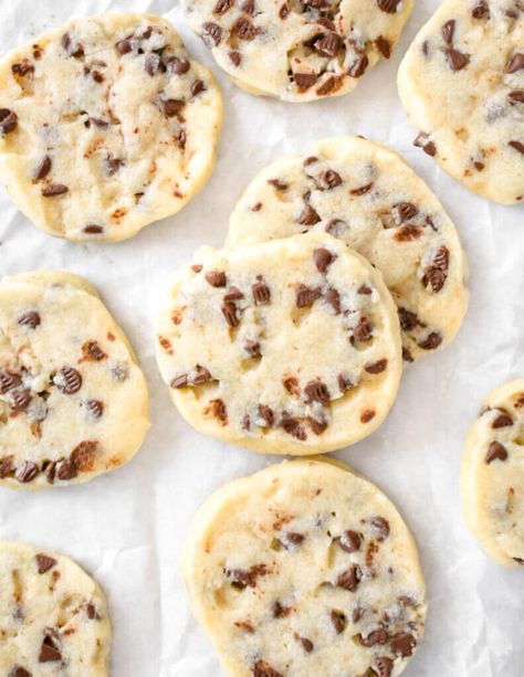 Chocolate Chip Shortbread, Shortbread Cookies Recipe, Christmas Cookie Recipes Holiday, Chocolate Chip Shortbread Cookies, Cookie Deserts, Chocolate Crinkle Cookies, Shortbread Cookie Recipe, Chocolate Crinkles, Delicious Cookie Recipes