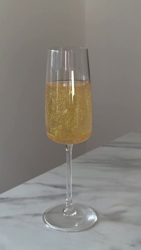 new years eve idea: make cotton candy glitter bombs (with edible glitter of course) ✨🥂 #newyear #newyearseve #happynewyear #balldrop #glitterbomb #edibleglitter #champagne #moet #prosecco #newyearsparty #cocktail #cocktails #cocktailrecipes #nye #nyeparty #silvester #newyearseveparty #partyideas #nyeoutfit #newyearsnails #newyearparty #happynewyear2024 #french75 Nye Buffet Ideas, Sparkle Drinks Cocktails, Drinks With Glitter, New Years Drinks Cocktails, New Year’s Party, Summer Bday Party Ideas, New Year Cocktail, New Years Party Ideas, Cotton Candy Glitter