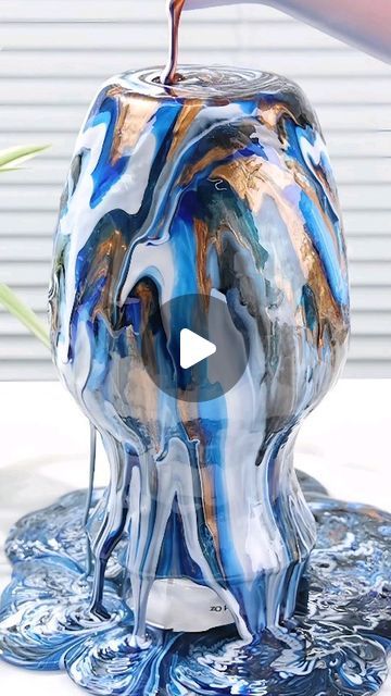 Epoxy Resin Vase Diy, Resin Vase Ideas, Resin Tray Ideas, Resin Cups, Diy Resin Tray, Resin Paint, Acrylic Vase, Diy Resin Projects, Resin Pour