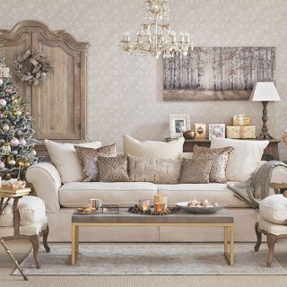 Silver Living Room, Gold Living Room Decor, Brown Living Room Decor, Cream Living Rooms, Furnitur Ruang Keluarga, Gold Living, Christmas Living Room, French Country Living Room, Gold Living Room