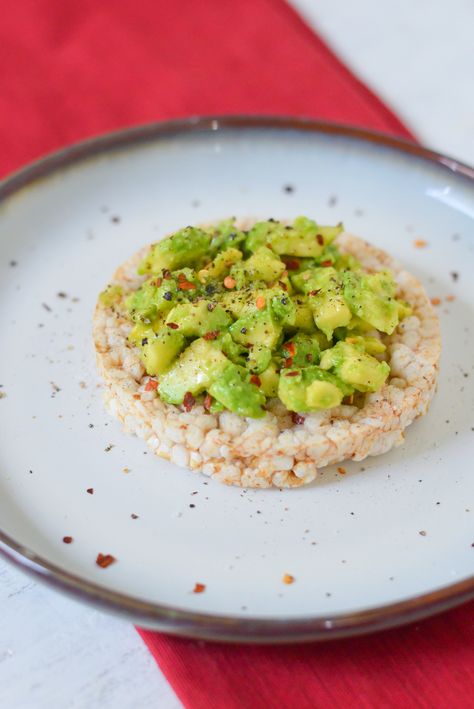 5 Rice Cake Snack + Meal Ideas Recipes | Avocado "Toast" w. Chili Flakes Rice Cake | Luci's Morsels :: LA Healthy Food Blogger Rice Cakes Healthy, Rice Cake Snacks, Cake Snack, Rice Cake Recipes, Healthy Snacks To Make, Avocado Health Benefits, Healthy Afternoon Snacks, Lunch Healthy, Healthy Rice