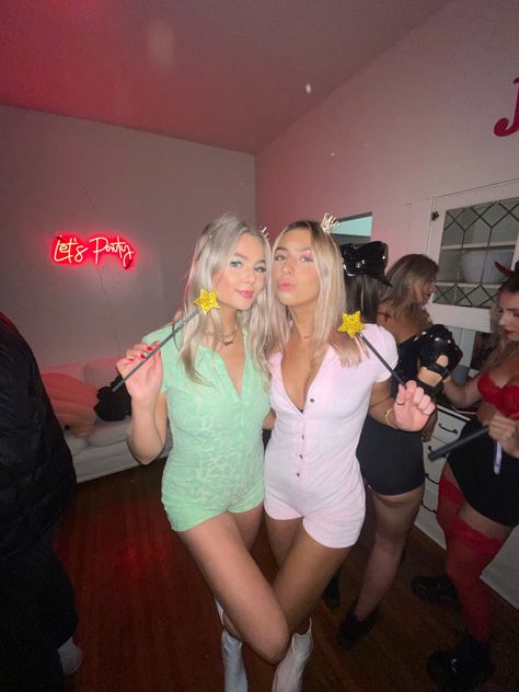 Halloween Costumes With Bodysuits, Inspo Costumes Halloween Duo, Due Costumes For Halloween, Best Friend Hollowed Costumes, Blonde Best Friend Halloween Costumes, High Noon Halloween Costume, Iconic Blonde And Brunette Halloween Costumes, Iconic Blonde Duos Costumes, Halloween Costumes Duo Brunette