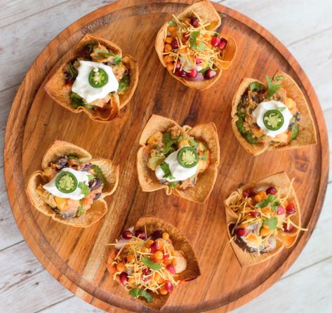 Mexican Chaat Recipe, Chaat Party Decoration, Chaat Cups, Paan Ice Cream Recipe, Shower Recipes, Mexican Sandwich, Tortilla Cups, 2023 Birthday, Chipotle Crema