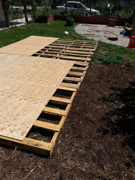 Pallet Dance Floor, Diy Wedding Dance Floor, Dance Floor Diy, Pallet Floors, Seating Chart Wedding Diy, Diy Outdoor Weddings, Backyard Area, Dance Floor Wedding, Patio Flooring