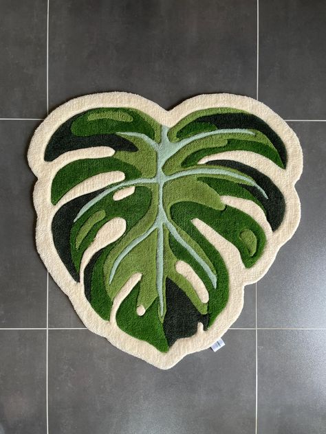 Bring the beauty of nature into your home with the stunning Monstera Deliciosa Tufted Rug. This handcrafted rug, made of high-quality wool yarn, features a vibrant design inspired by the iconic Monstera leaf. With a rich palette of green tones ranging from light to dark, this rug is perfect for adding a touch of lush, botanical elegance to any room. Wool Yarn Rug Wall Art: Each rug is meticulously crafted using premium wool yarn, offering both durability and a soft, luxurious feel. The intricate Monstera Leaf Tufted Rug, Monstera Rug Tufting, Monstera Leaf Rug, Cool Rug Ideas, Rug Tufting Art, Easy Tufting Ideas, Rug Tufting Design, Tuft Rug Design Ideas, Tufting Ideas Beginner