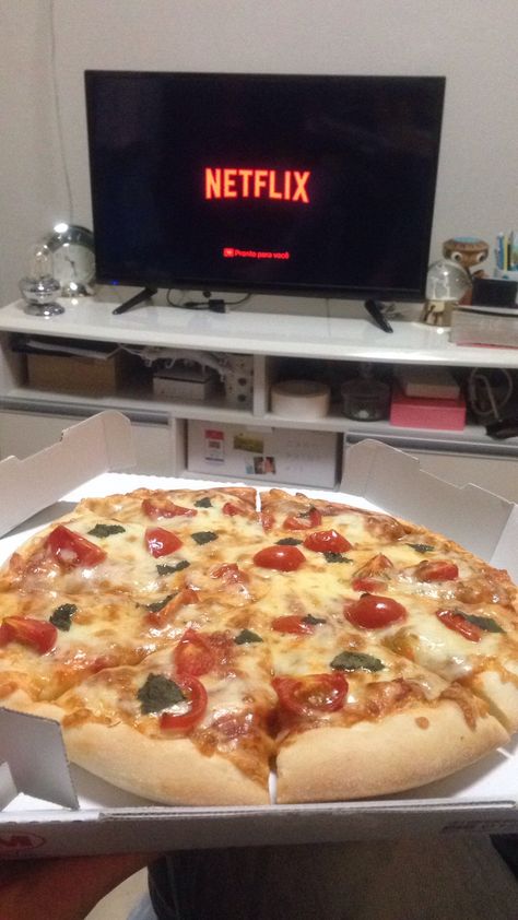 #Netflix #movie #filme #pizza Netflix And Popcorn Snapchat, Pizza And Netflix Night, Pizza And Netflix Aesthetic, Pizza Snapchat Story Night, Late Night Pizza Snap, Veggie Casserole Healthy, Netflix And Chill Tumblr Night, Homemade Dough Recipe, Veggie Casserole