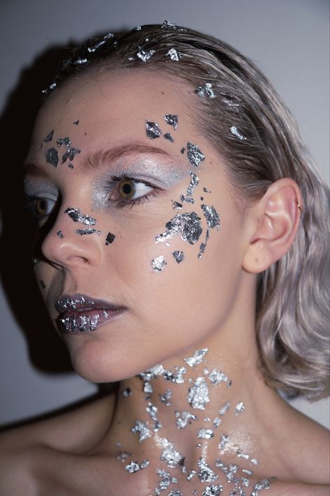 Silver Flakes Makeup, Silver Leaf Makeup, Silver Face Makeup, Silver Space Makeup, Silver Face Paint, Silver Costume Ideas, Reflective Makeup, Grayscale Costume, Elemental Makeup