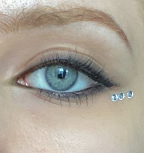 simple blue eyes black eyeliner Blue Tightline Eyeliner, Easy Hoco Makeup Blue Eyes, Blue Eyes Black Eyeliner, Black Water Line Eye Makeup, Blue Waterline Eyeliner, Black Eyeliner Blue Eyes, Semi Makeup, Blue Waterline, Eyeliner For Small Eyes