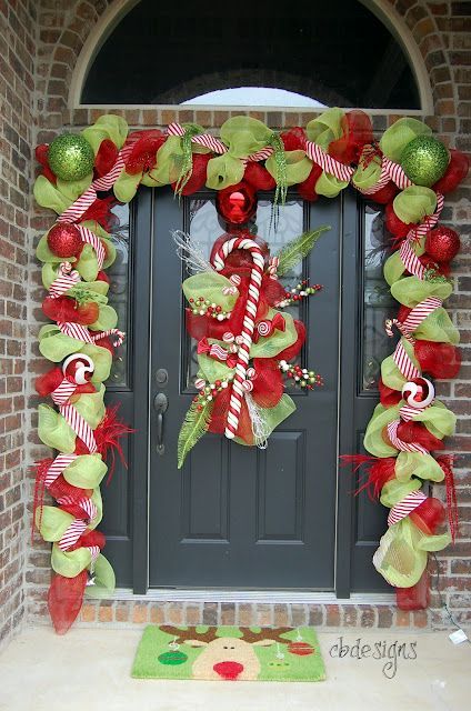 Love the front door Christmas garland & wreath! Cute mat, too. Christmas Front Doors, 12 December, Christmas Porch, Grinch Christmas, Noel Christmas, Easy Christmas, Christmas Love, Candy Canes, Christmas Door