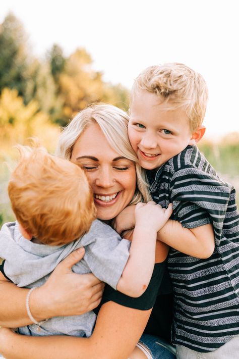 Kid Picture Poses, Summer Mini Sessions, Mom Photo Shoots, Mommy Son Pictures, Son Photo Ideas, Moms Photography, Mommy And Me Photo Shoot, Mom Photo, Toddler Photoshoot