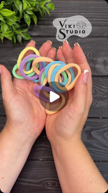 Viktoriia Kazaku - Viki Studio DIY 🇺🇦🇨🇦 on Instagram: "Easy Craft with Hair Rubber Bands Tutorial  #tutorial #craft #diy #fyp #fypシ #foryou" How To Make Rubber Band Bracelet With Fingers, How To Make Rubber Band Bracelets Easy, Rubberband Bracelets Tutorial, Things To Do With Rubber Bands, How To Make A Bracelet With Rubber Bands, How To Make Rubber Band Bracelets, How To Make Bracelets With Rubber Bands, Rubber Band Bracelet Tutorial, Bracelet Rubber Bands