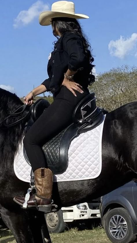 Horse Back Riding Outfits Black Women, Vaquera Photoshoot, Rodeo Style Outfits, Black Cowgirl Aesthetic, Mexican Cowgirl Outfits, Rancho Outfits, Black Cowgirl Outfit, Ranchera Outfits, Cute Rodeo Outfits