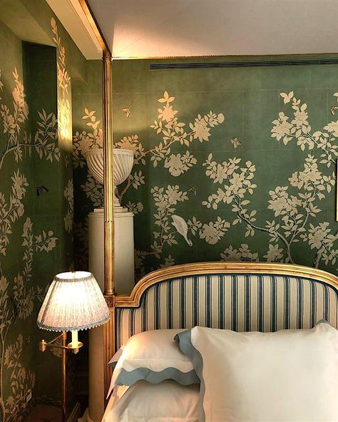 kips-bay-Mark D Sikes bedroom - Gracie wallpaper Gold Wallpaper Bedroom, Chinoiserie Bedroom, Bedroom Wallpaper Accent Wall, Green And White Bedroom, Gracie Wallpaper, Wallpaper Gold, Bedroom Wallpaper, Chinoiserie Wallpaper, White Rooms