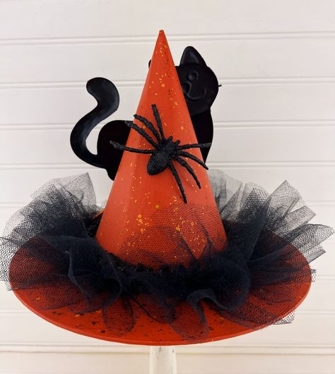 Halloween Decor Witch Hat Orange With Black Cat & Spiders - Etsy Decorated Witches Hats, Halloween Hat Craft, Halloween Hats Diy, Halloween Tree Topper, Handmade Witch Hat, Halloween Decor Witch, Halloween Centers, Moldes Halloween, Spider Decorations