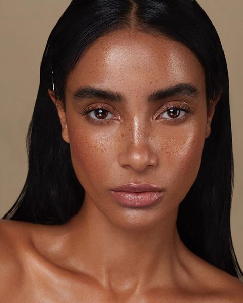 Fashion Editorial Makeup, Freckles Makeup, Tanned Makeup, Skin Model, Black Skin Care, Dewy Makeup, Photoshoot Makeup, Beauty Photoshoot, Bare Face