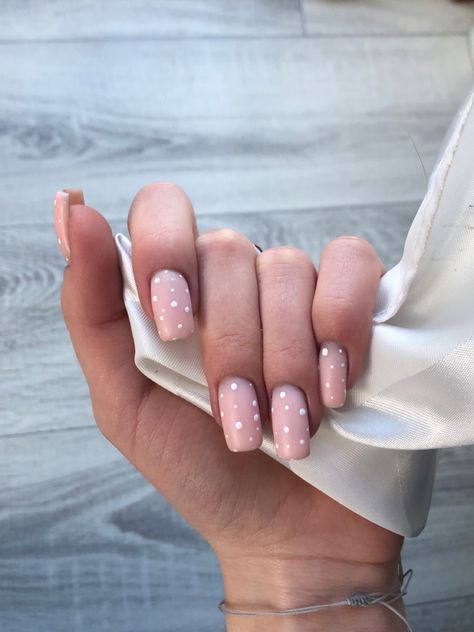 White Dotted Nails, Beige And White Nails, White Dot Nails, White Dots Nails, White Nails With Dots, Nude Nails With White Design, White Dots On Nails, Nails With White Dots, Nail Spot