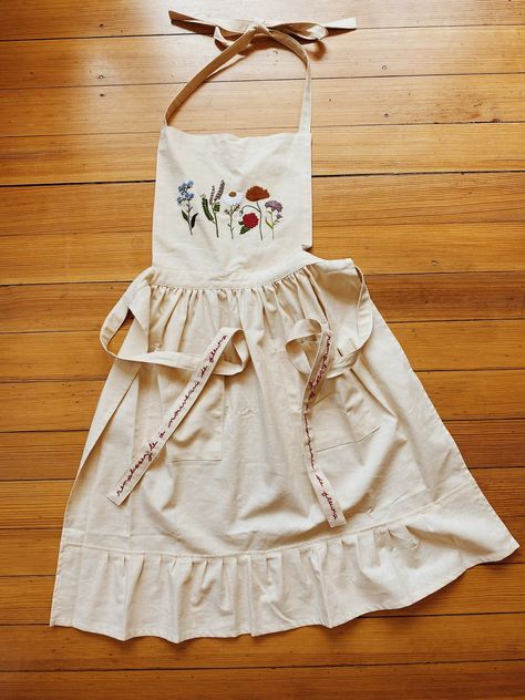 Flowers In French, Linen Apron Dress, Dream Ideas, Handmade Aprons, Embroidered Apron, Cute Aprons, Sewing Aprons, Gardening Apron, Apron Dress