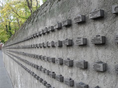 memorial wall - Google Search Memorial Park Design, Memorial Architecture, Donor Wall, Memorial Wall, Jewish Museum, Parking Design, Memorial Park, Forest Park, Day Tours