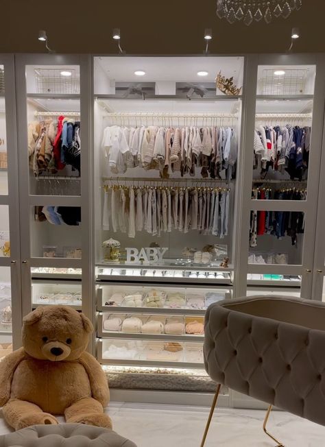 Boujee Nursery, Luxury Nursery Girl, Luxury Nursery Ideas, Nursery Ideas Luxury, Rich Girl Closet, Baby Room Luxury, Luxury Nursery Room, Aesthetic Nursery Room, Baby Boy Closet