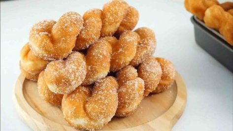 Koeksister Recipe South Africa, Sugar Twist, Easy Donut Recipe, Yeast Donuts, Easy Donuts, Trini Food, Homemade Donuts Recipe, Fried Donuts, Cinnamon Twists