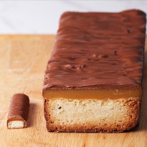 GIANT TWIX BAR CAKE. Their name not mine. Its not a cake, its a shortbread cookie. This will make a GREAT gift for Twix lovers. Vegan Honeycomb, Candy Bar Cake Recipes, Honeycomb Toffee, Banana Tart, Twix Cake, Breakfast Toasts, Candy Bar Cake, Cake Bar, Cracker Candy