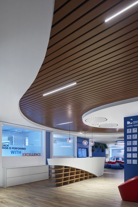 Commercial Ceiling Design Modern, Louvre Ceiling Design, Ceiling Design Library, Cool Ceiling Design, Office Lobby Ceiling Design, Commercial Office Ceiling Design, Corporate Office Ceiling Design, Wood Ceiling Interior Design, False Ceiling Design For Office