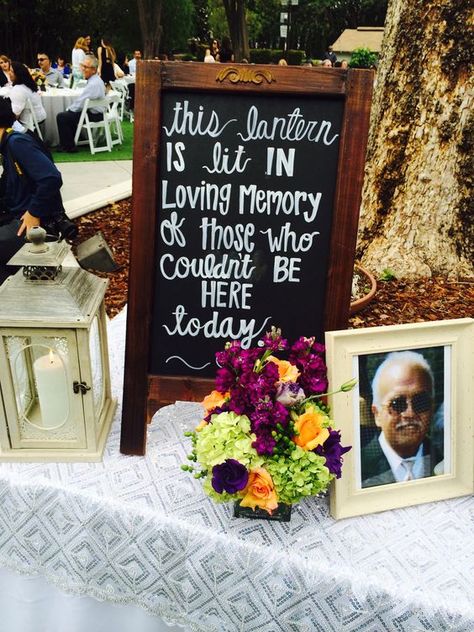 Nothing more touching to honor those who are no longer with us than a wedding memorial table. Wedding Ceremony Ideas, Boda Mexicana, Wedding Memorial, Wedding Cake Designs, Wedding Wishes, Wedding Time, Here Comes The Bride, Wedding Planners, In Loving Memory