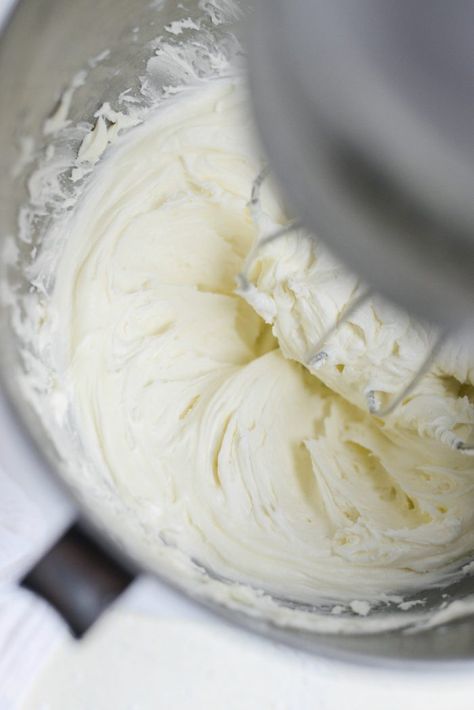 A simple vanilla buttercream frosting is what most of us frost our cakes with. Buttercream should be soft so it can spread yet hold it's shape well. Rainbow Muffins, Easy Icing Recipe, Buttery Sugar Cookies, Whiskey Cake, Marshmallow Frosting, White Cake Recipe, Cake Frosting Recipe, Homemade Frosting, Cream Cheese Frosting Recipe