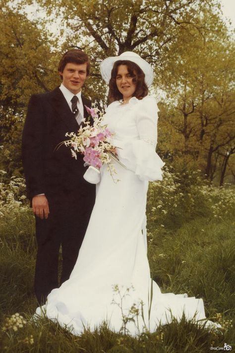 35 Fascinating Vintage Photos of Weddings From the 1970s35 Fascinating Vintage Photos of Weddings From the 1970s Seventies Wedding, Awkward Family Pictures, Retro Weddings, 1970s Wedding Dress, 1970s Wedding, 1940s Wedding, Rock Wedding, Vintage Wedding Photos, Parents Wedding