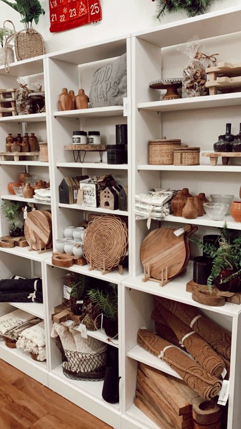 Small Home Decor Boutique Ideas, Home Goods Boutique, Home Decor Merchandising, Boutique Home Decor, Small Retail Space Ideas, Home Decor Store Ideas, Home Decor Shopping, Small Store Interior Design, Home Decor Boutique Ideas