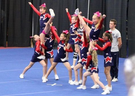 Pee Wee Cheer Stunts, Easy Cheer Stunts, Easy Cheers, Cheer Pyramids, Cool Cheer Stunts, Cheerleading Ideas, Cheer Dance Routines, Cheer Season, Kids Cheering