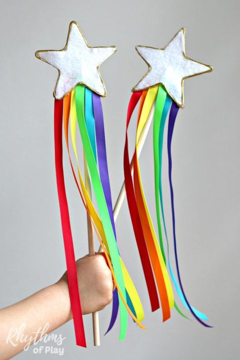 Use felt to make these darling Felt Rainbow Wands! Diy With Kids, Wand Diy, Easy Felt Crafts, Kids Party Crafts, Princess Wands, Kids Homemade, Diy Wand, Rainbow Ribbon, Diy Rainbow