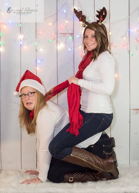 Funny Christmas Card Poses, Funny Sister Christmas Pictures, Corny Christmas Photos, Christmas Photo Shoot Best Friends, Bff Christmas Photoshoot, Best Friend Pictures Christmas, Cheesy Christmas Photos, Funny Christmas Photoshoot Ideas, Cringy Christmas Pictures