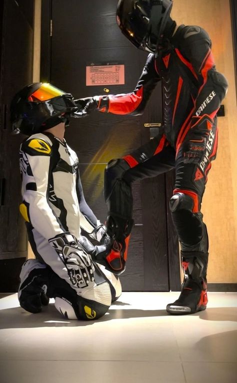 Biker Suit Men, Motorcycle Man Aesthetic, Gay Motorcycle, Motocross Funny, Motorcycle Leathers Suit, Motorcycle Guy, Biker Couple, Biker Stuff, Hot Biker Guys