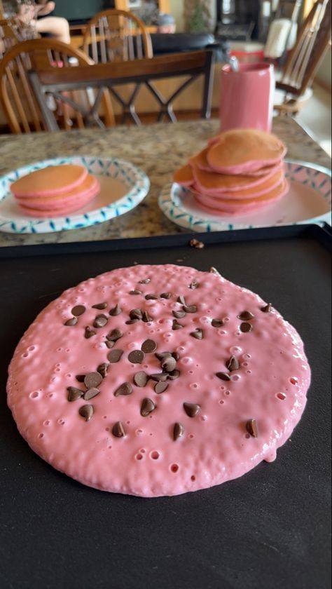 Legally Blonde Food Ideas, Pink Bday Party Ideas Food, Barbie Themed Food Dinner, Barbie Lunch Ideas, Barbie Snack Ideas, Pink Themed Sleepover, Barbie Movie Night Ideas, Barbie Themed Sleepover, Barbie Themed Treats