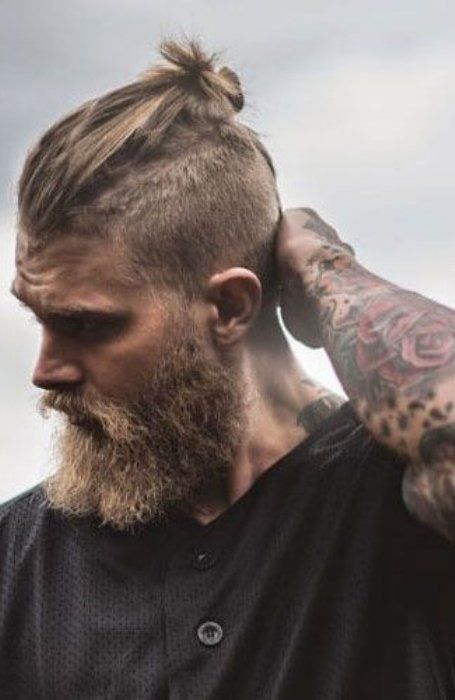 Haircut 2025, Man Bun Haircut, Bart Styles, Man Bun Undercut, Stile Pin Up, Man Bun Styles, Viking Beard Styles, Undercut With Beard, Man Bun Hairstyles