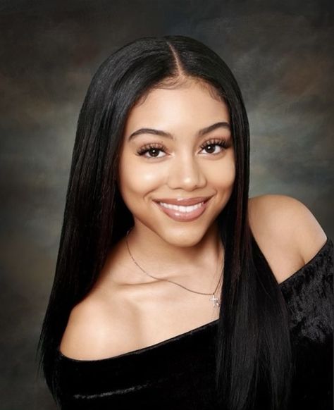 Senior Yearbook Pictures Black Women, Year Book Make Up Look, School Photos Makeup, Graduation Photo Makeup Ideas, Senior Yearbook Pictures Hairstyles, Senior Picture Ideas Yearbook, Senior Headshots Yearbook Portraits, Grad Picture Makeup, Yearbook Makeup Looks