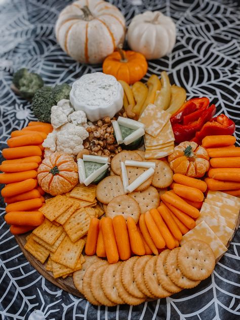 Orange Bring A Board Night, Orange Foods Charcuterie Board, Carrot Charcuterie Board, Green And Orange Charcuterie, Orange Board Night Ideas, Orange Snack Board, Orange Color Charcuterie Board, Orange Bring A Board, Yellow And Orange Charcuterie Board