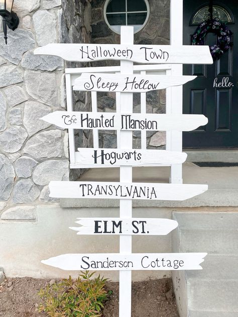 Diy Halloween Yard Decorations, Diy Halloween Yard, Harry Potter Potion Bottles, Halloween Yard Decorations Diy, Halloween Yard Signs, Spooky Diy, Direction Sign, Diy Harry Potter, Halloween Wood Signs