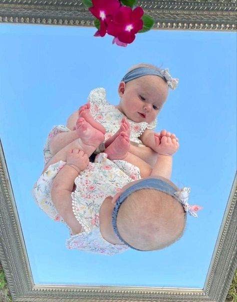 Baby Mirror Photoshoot, Mirror Baby Photoshoot, Baby Mirror Pictures, Baby Mirror, Baby Milestone Photos, Baby Jane, Seance Photo, 1st Birthday Party Decorations, Photo Shoot Ideas