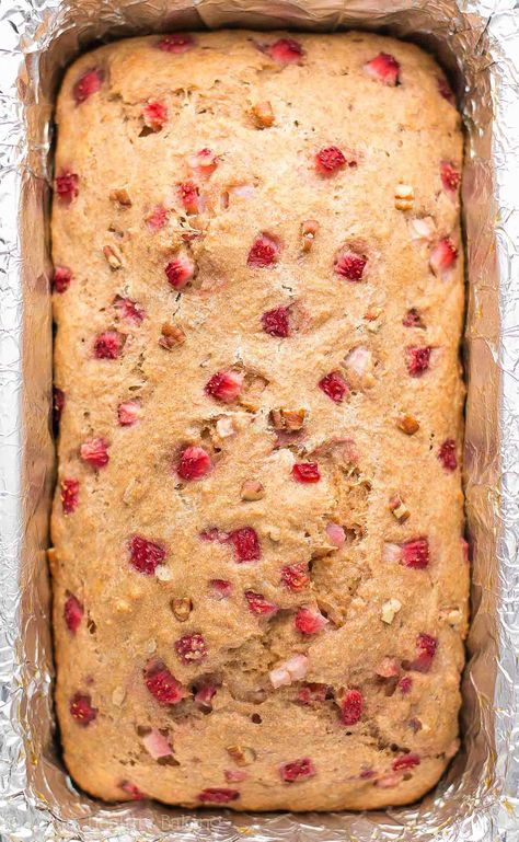 {HEALTHY!} Strawberry Pecan Banana Bread -- so easy & as tender as cake! Just 117 calories too! Perfect for quick breakfasts & snacks! Buttermilk Banana Bread Recipe, Strawberry Banana Recipes, Healthy Strawberry Recipes, Banana Bread Moist, Strawberry Banana Bread Recipe, Greek Yogurt Banana Bread, Yogurt Banana Bread, Recipe Low Calorie, Strawberry Bread Recipes