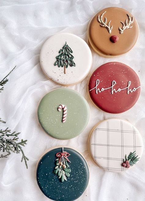 Christmas Vacation Royal Icing Cookies, Gingerbread Cookies Design Ideas, Winter Birthday Cookies Decorated, Easy Iced Christmas Cookies, How To Pack Christmas Cookies, Gingerbread Cookies Decorated Icing, Mistletoe Cookies Decorated, Christmas Sugar Cookies Decorated Recipe, Kids Christmas Cookie Decorating