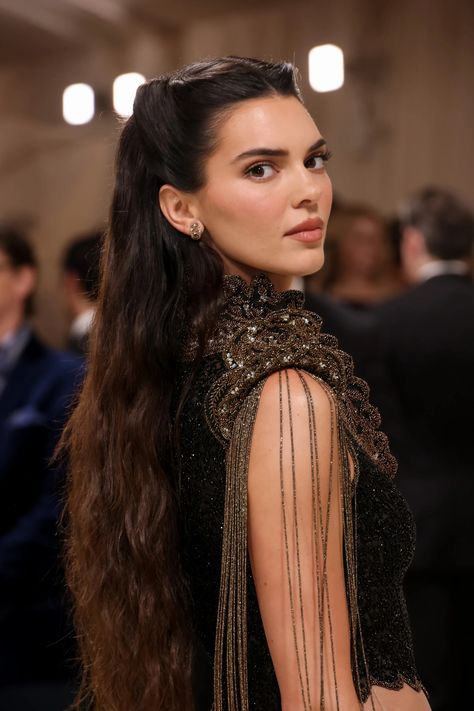 The Best Hair Looks from the 2024 Met Gala | Vogue Kendall Jenner Met, Kendall Jenner Estilo, Kendall E Kylie, Kendall Jenner Met Gala, Kendall Jenner Hair, Stile Kendall Jenner, Jenner Hair, Prettiest Celebrities, Gala Fashion